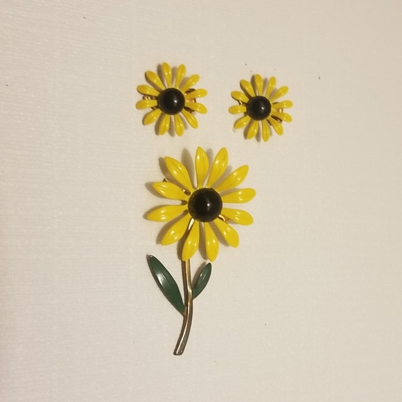 Cheery vtg clip earring/ brooch set w yellow flowers - Picture 2 of 7